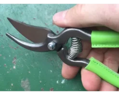 Sécateur de Jardin 18 cm - revêtement des branches en cuir VERT